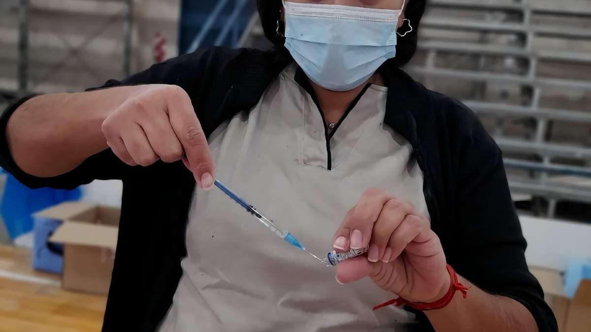 Profesional de la Salud prepara una vacuna. Fuente: (Twitter)