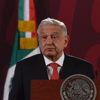 AMLO ofrece vender en abonos el avión presidencial a Argentina