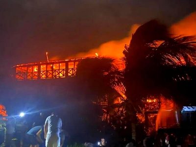 El momento donde se incendian dos hoteles en Cancún