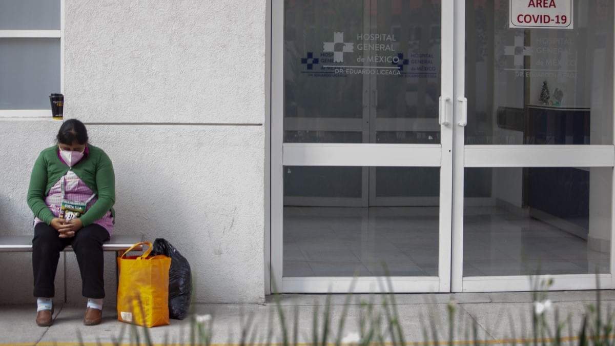 Una mujer aguarda afuera del Hospital General de México