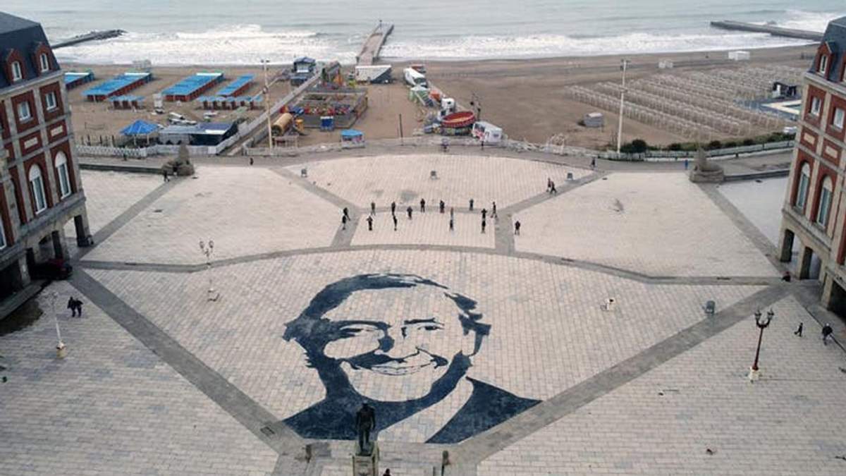 Retrato gigante de Néstor Kirchner en Mar del Plata. Fuente: (Twitter)