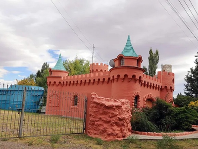El castillo oculto de la Ruta 22 en Plottier: dónde queda y cómo llegar a este increíble destino