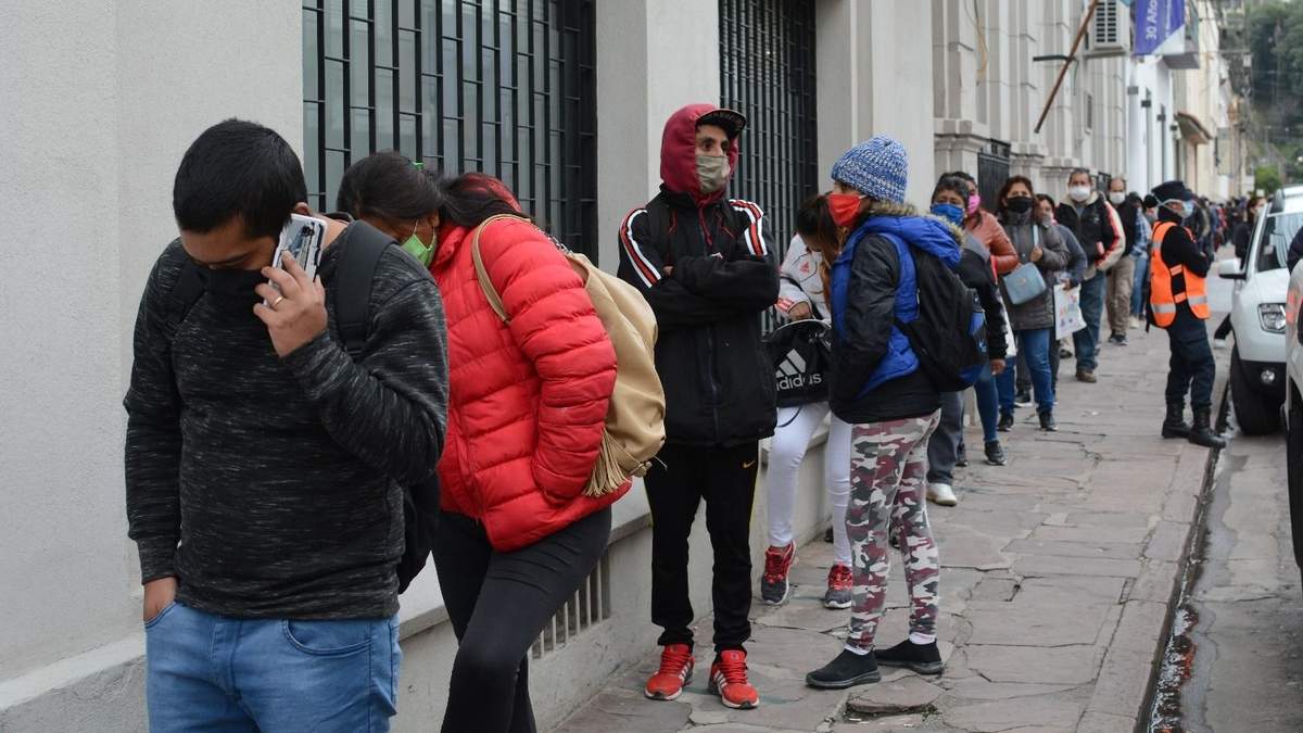 Fila del IFE. Fuente: (Twitter)