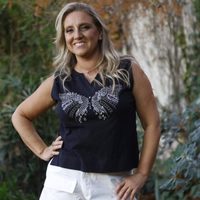 Con los colores que nunca fallan, Paula Bernini posó con el outfit más elegante y fresco para esta temporada