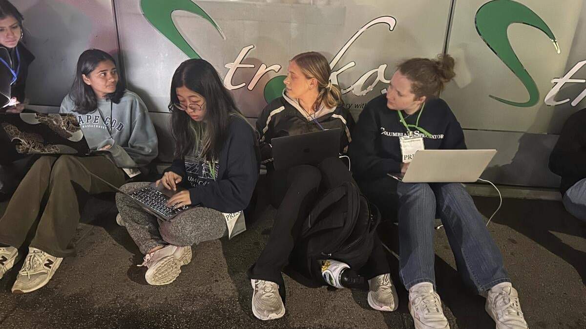 Jóvenes del periódico estudiantil Columbia Daily Spectator trabajan durante la noche mientras la policía desaloja a manifestantes del campus de la Universidad de Columbia