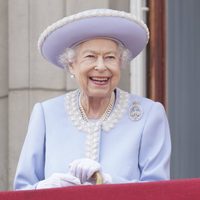 Desfile, aviones y una multitud: el primer día de festejos por los 70 años de reinado de Isabel II