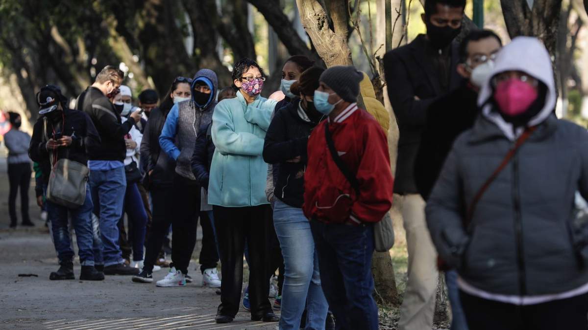Fila para realizar pruebas covid-19
