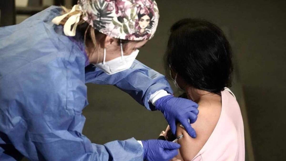 Vacunación contra el coronavirus a menores. Fuente: (Twitter)