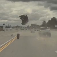 Camioneta sale “volando” por el impacto de una llanta que se le desprendió a otro vehículo (Video)