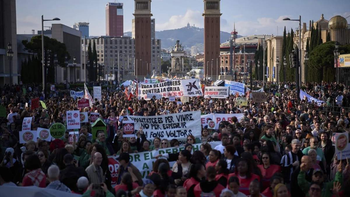 Marchan en España para protestar por la creciente crisis de vivienda