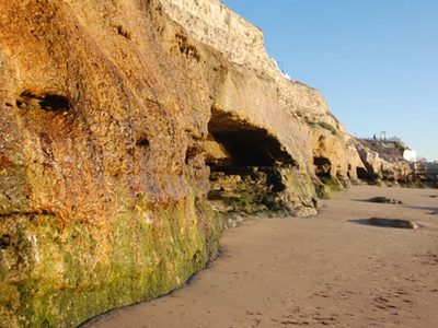 Accidente en Las Grutas: un turista cayó desde un acantilado y está en grave estado