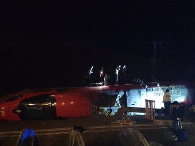 Dos trenes chocan tras descarrilamiento en España; hay al menos 5 muertos y 25 heridos