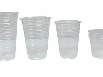 No tires los vasos de plástico vacíos: creá esto tan útil para guardar tus pinceles con mucho estilo