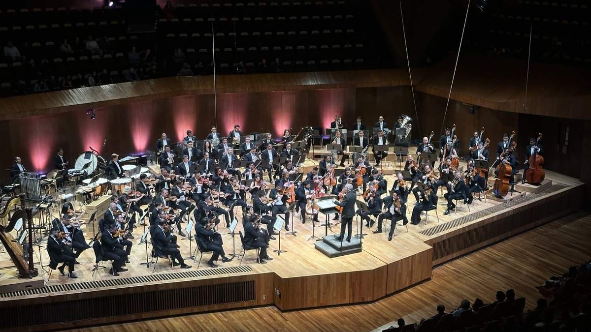 La Filarmónica de Jalisco en la Sala Nezahualcóyotl del CCU, en Ciudad Universitaria, UNAM