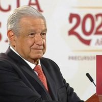 AMLO reconoce que marchas feministas fueron pacíficas; un grupo minoritario se fue contra las vallas