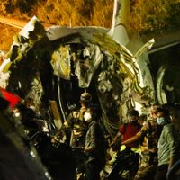 India: un avión se partió a la mitad mientras intentaba aterrizar