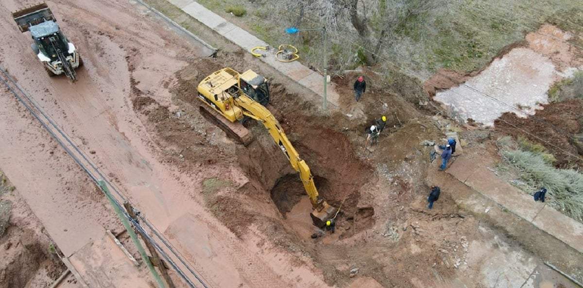 Personal del EPAS trabaja sobre calle Cabellera del Frío. Fuente: (Neuquén Informa)