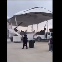 Fuertes vientos tiran estructura metálica de Feria Aeroespacial en Santa Lucía; 13 heridos (Videos)