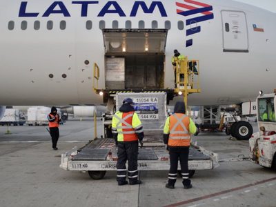 Llegaron a la Argentina más de un millón de dosis de la vacuna AstraZeneca