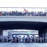 Manifestantes bloquean la circulación en autopista de Los Ángeles para exigir fin a deportaciones
