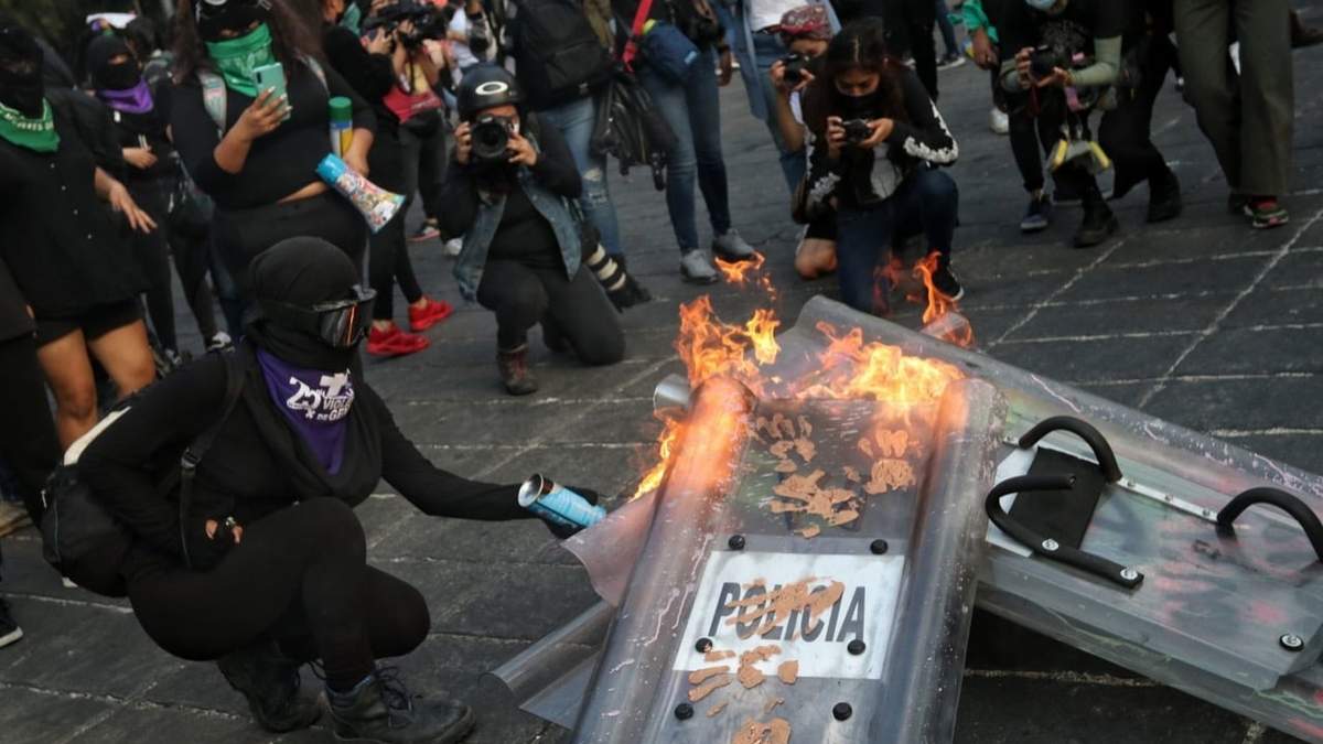 Un grupo de encapuchadas vandalizan escudos policiales