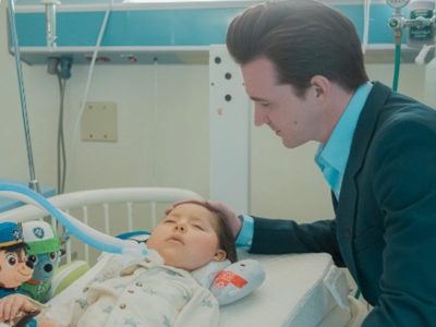 Drake Bell visita y pide ayuda para Rafita, bebé de Ensenada que necesita tratamiento millonario