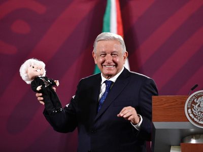 López Obrador presume en la mañanera el Amlito que habla: “Me canso ganso”