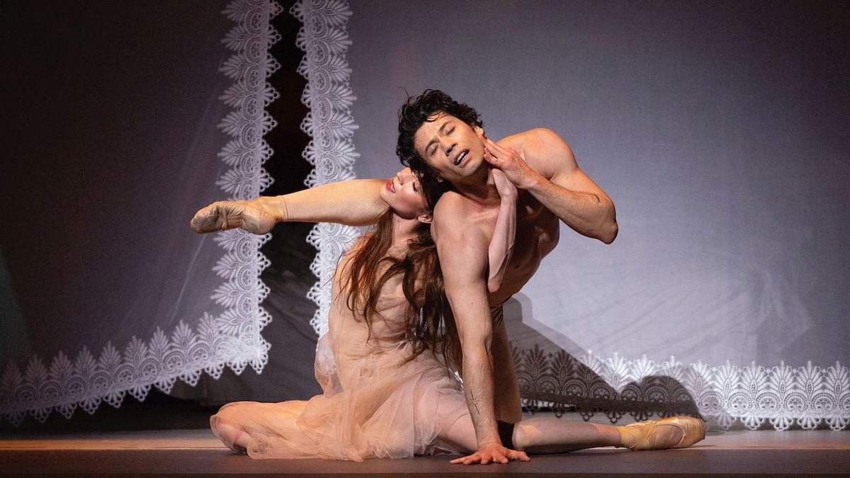 Cassandra Trenary y Herman Cornejo en un ensayo general de "Como agua para chocolate"