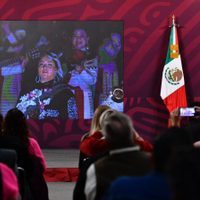 AMLO recomienda "Te mereces un amor" de Vivir Quintana e insiste en criticar los corridos tumbados