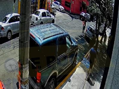 Un sujeto le baja los pantalones a una mujer en la alcaldía Venustiano Carranza (Video)