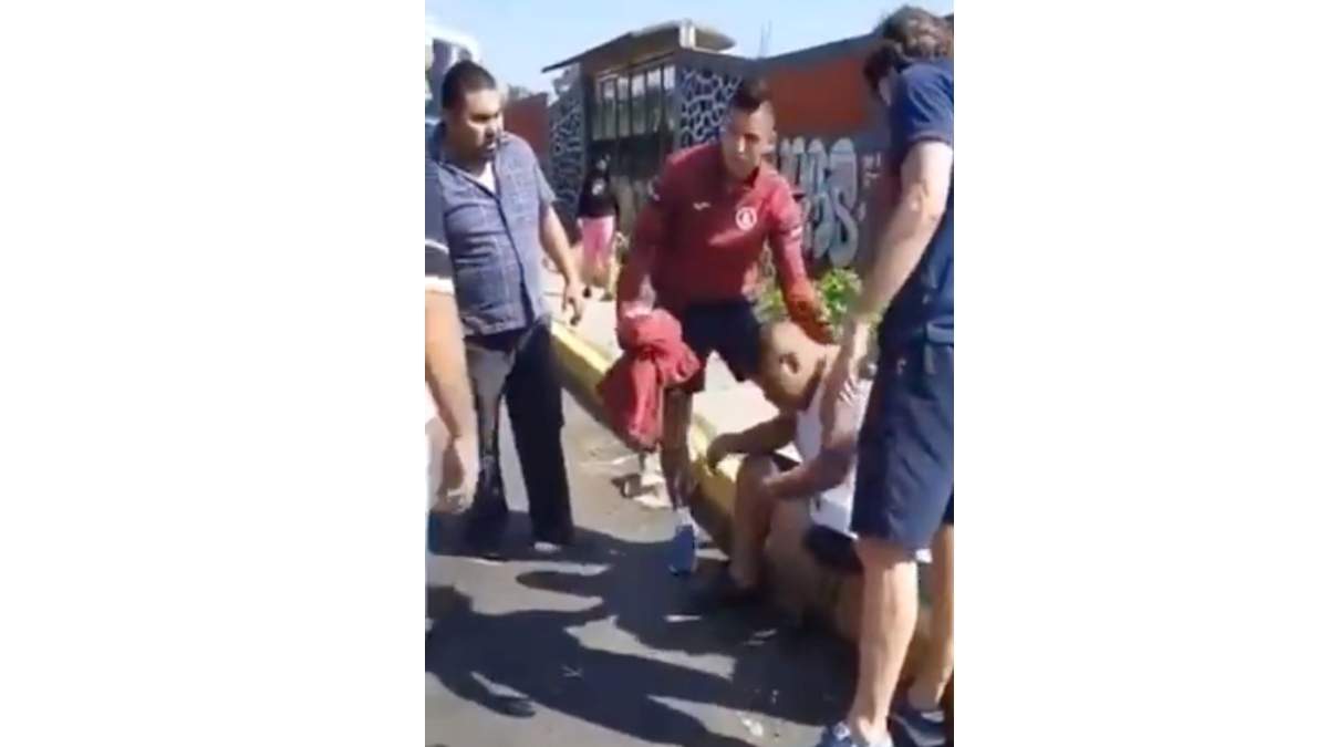 Piojo Alvarado auxilia a peatón