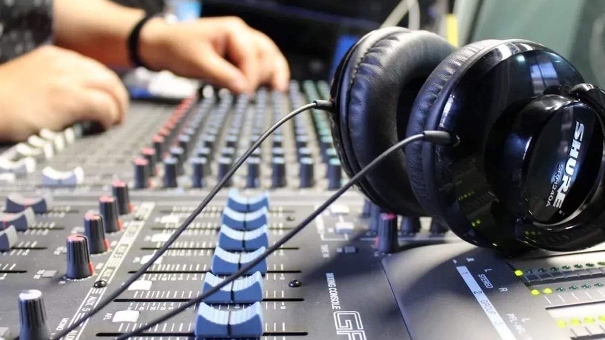 Operador de radio. Fuente: (Instagram)