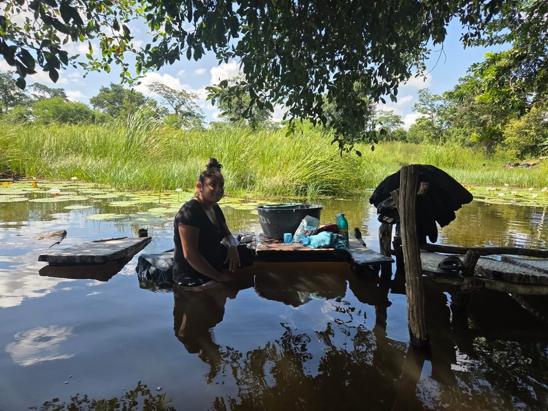 Mujer migrante de Guatemala lavando ropa a la orilla del agua de  Laguna Larga.  Foto Claudia V. Arriaga Durán