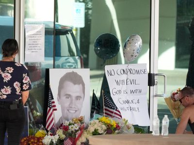 Localizan el arma utilizada en el asesinato de Charlie Kirk pero el tirador sigue prófugo