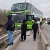 Un colectivo perdió el control en el Puente Carretero y casi se cae directo al río Neuquén