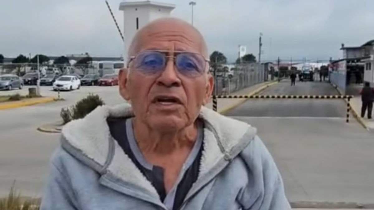 El luchador social Ubaldo Segura a su salida del Cefereso de Veracruz, donde se encontraba detenido por el secuestro de periodistas