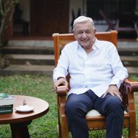 AMLO reaparece para presentar su nuevo libro “Grandeza” (Video)