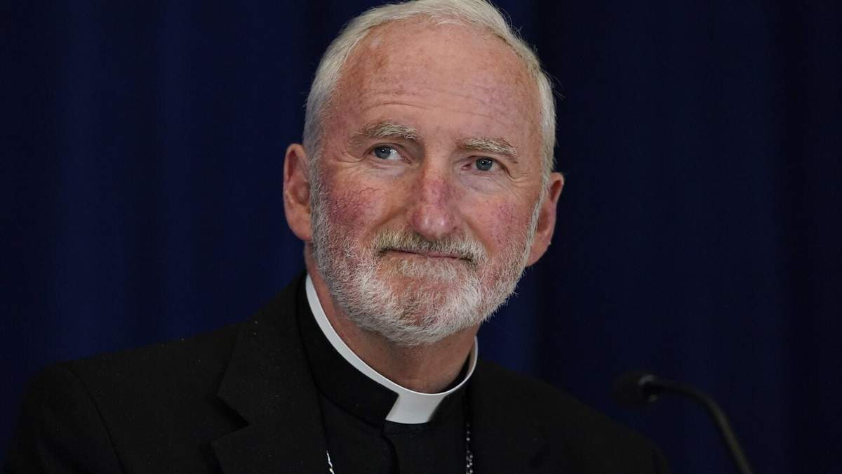 El obispo David O'Connell, de la arquidiócesis de Los Ángeles, asiste a una conferencia de prensa en la Asamblea General de Otoño de la Conferencia Episcopal de Estados Unidos el 17 de noviembre de 2021, en Baltimore. O'Connell fue encontrado muerto en Hacienda Heights, California