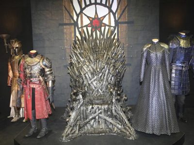 Subastan réplica del trono de Game of Thrones en casi 1.5 millones de dólares