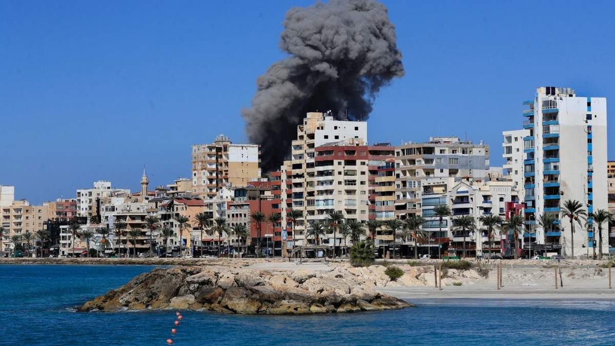 Una humareda se eleva de un edificio alcanzado por un ataque aéreo israelí en Tiro, Líbano