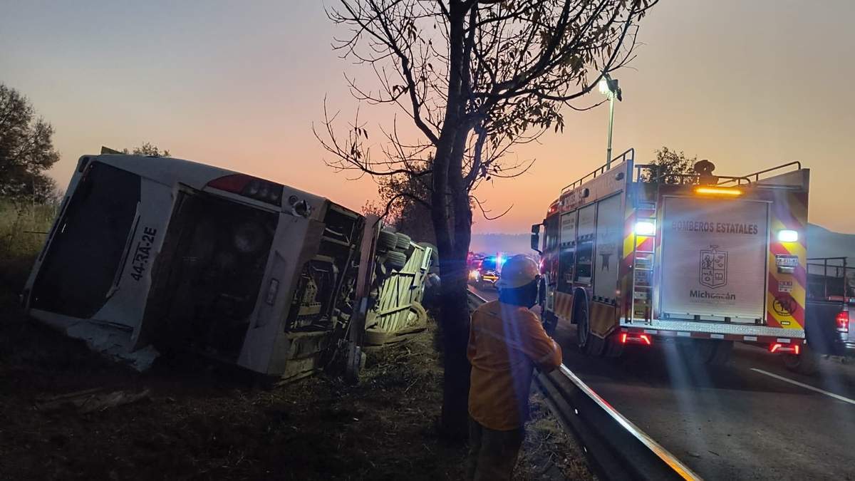 Vuelca autobús turístico en la carretera Morelia-Pátzcuaro; hay siete fallecidos y 20 lesionados