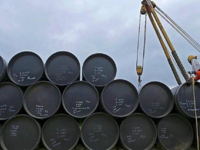 Acuerdan liberación de reservas de petróleo para frenar el impacto de la guerra