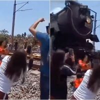 Mujer quiso tomarse selfie, pero murió al ser golpeada en la cabeza por una locomotora en Hidalgo
