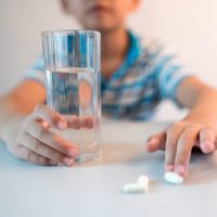 Ante riesgo de intoxicación infantil, EU impide venta de medicamento contra resfriado