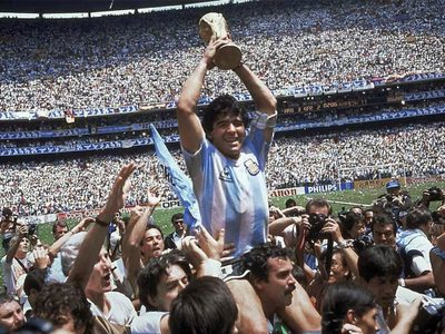Falleció el hombre que llevó en andas a Maradona en México 1986
