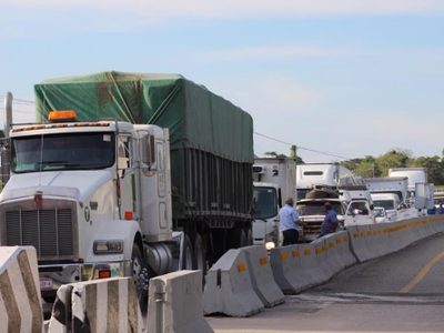 Persisten bloqueos en demanda de salarios y aguinaldos en Tabasco