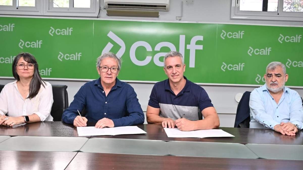 Responsables del Club el Biguá y de CALF durante la firma del convenio. Fuente: (CALF)