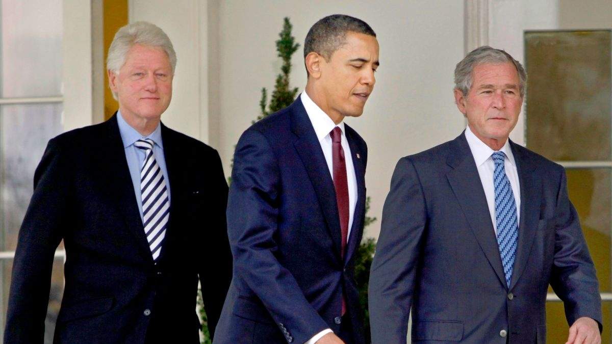 Los expresidentes Bill Clinton, Barack Obama y George W. Bush