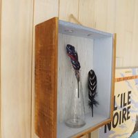 Con una caja de vino, mirá cómo podés hacer un organizador para tus tazas y platos igual a los de las revistas