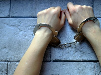 Madre liberada tras golpear y encerrar a su hija, contaba con historial de maltrato
